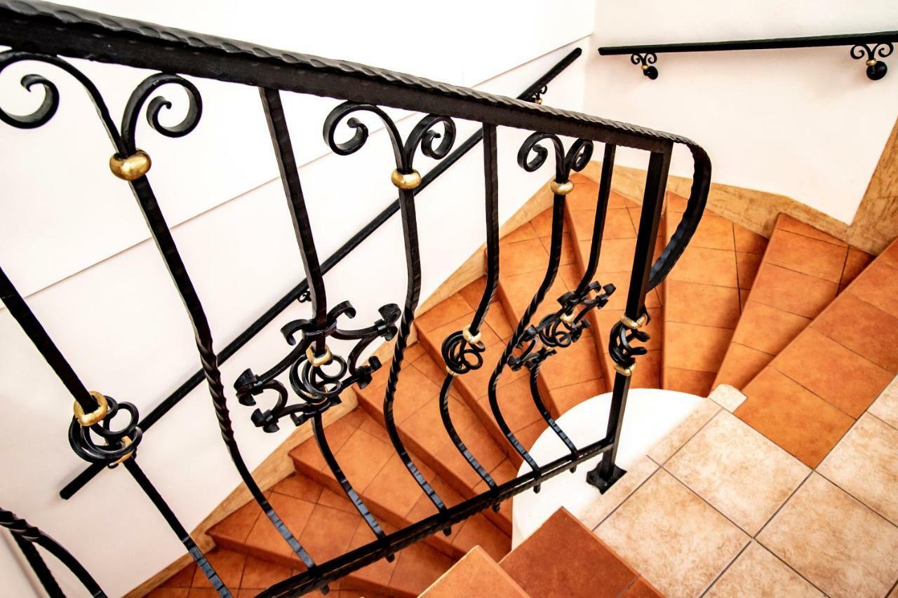 Gosciniec Asticus Bed & Breakfast ยาโรสวาฟ ภายนอก รูปภาพ