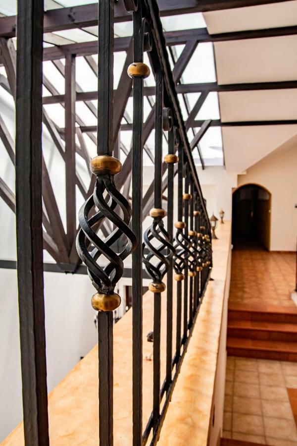 Gosciniec Asticus Bed & Breakfast ยาโรสวาฟ ภายนอก รูปภาพ