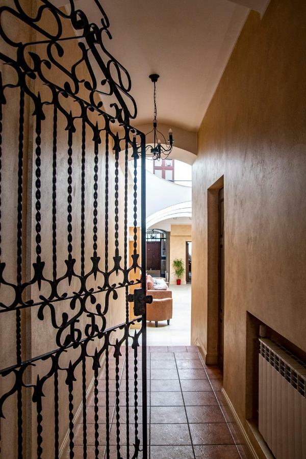 Gosciniec Asticus Bed & Breakfast ยาโรสวาฟ ภายนอก รูปภาพ