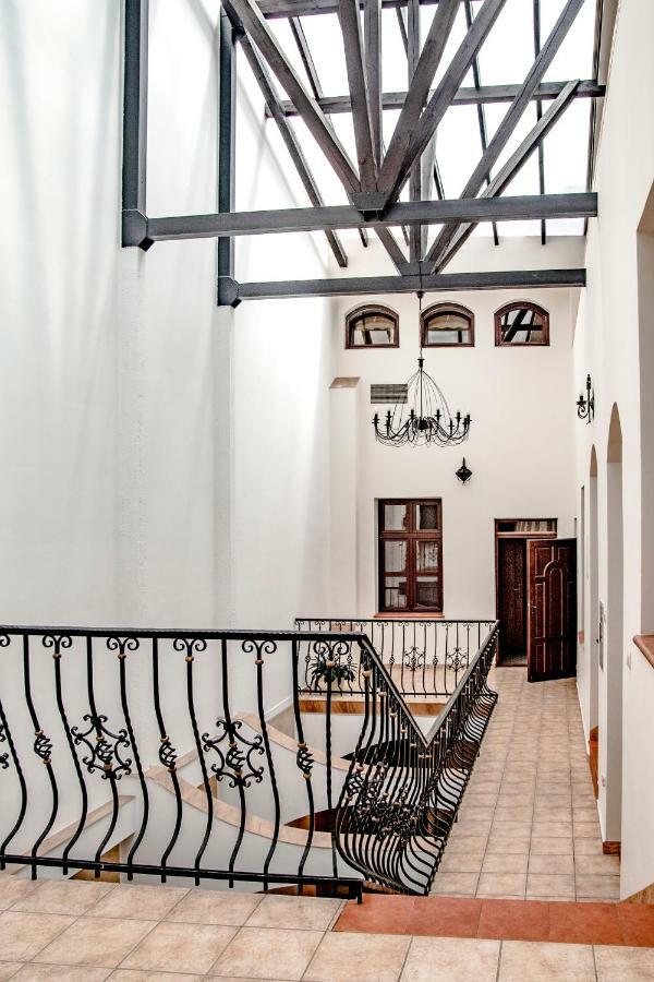 Gosciniec Asticus Bed & Breakfast ยาโรสวาฟ ภายนอก รูปภาพ