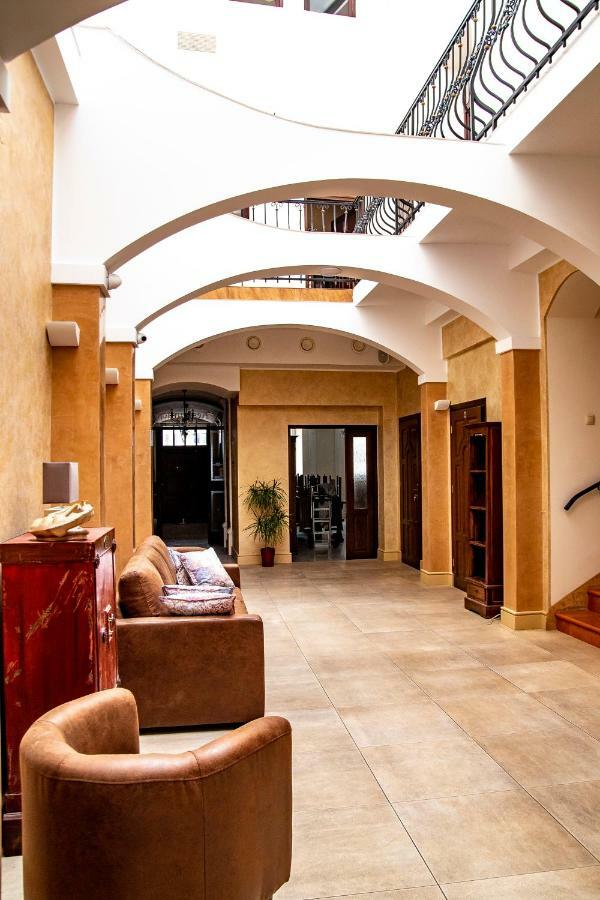 Gosciniec Asticus Bed & Breakfast ยาโรสวาฟ ภายนอก รูปภาพ