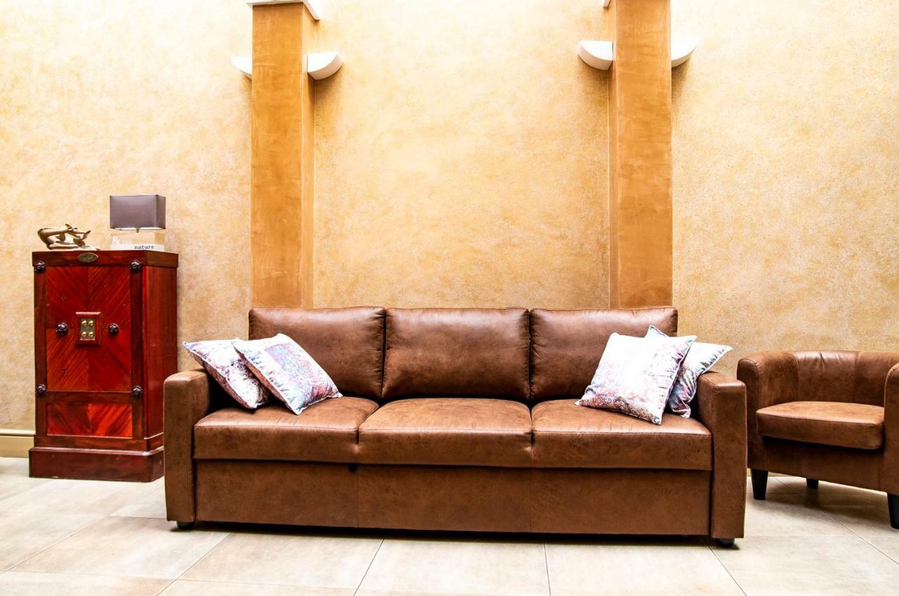 Gosciniec Asticus Bed & Breakfast ยาโรสวาฟ ภายนอก รูปภาพ