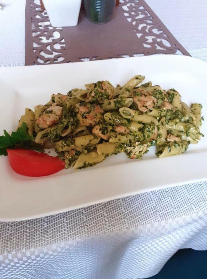 Gosciniec Asticus Bed & Breakfast ยาโรสวาฟ ภายนอก รูปภาพ