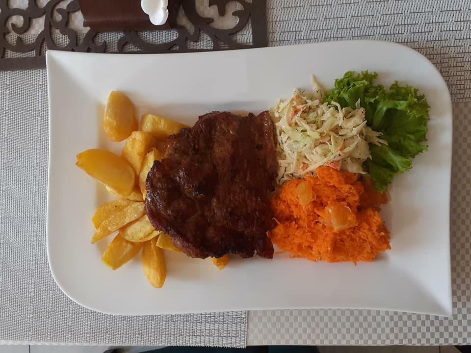 Gosciniec Asticus Bed & Breakfast ยาโรสวาฟ ภายนอก รูปภาพ