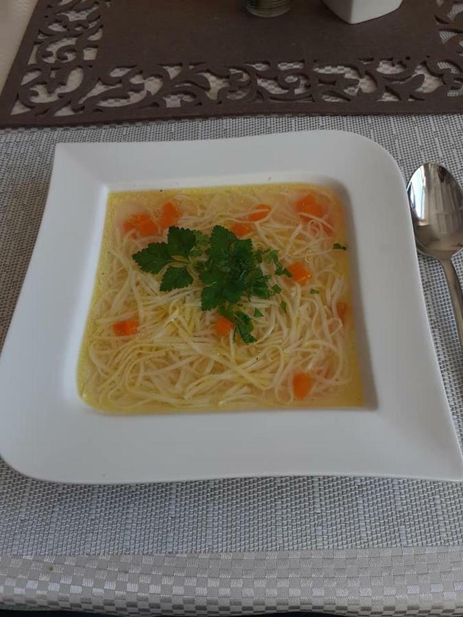 Gosciniec Asticus Bed & Breakfast ยาโรสวาฟ ภายนอก รูปภาพ